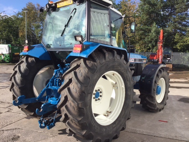 31172890 - Ford 8240 Tractor