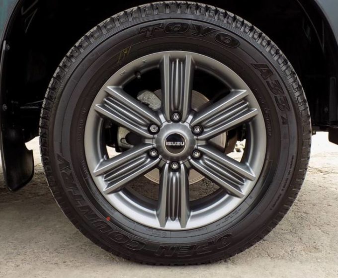 SJ19RVM - Isuzu D-MAX 1.9 Blade Double Cab 4x4 Auto - £27,595 + VAT