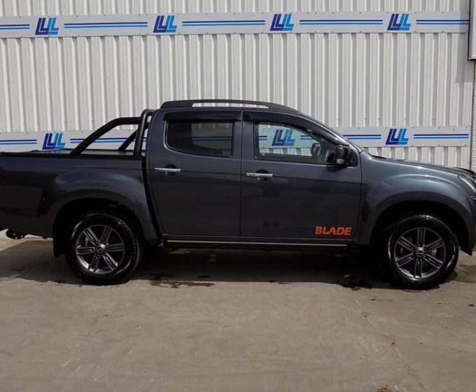 SJ19RVM - Isuzu D-MAX 1.9 Blade Double Cab 4x4 Auto - £27,595 + VAT
