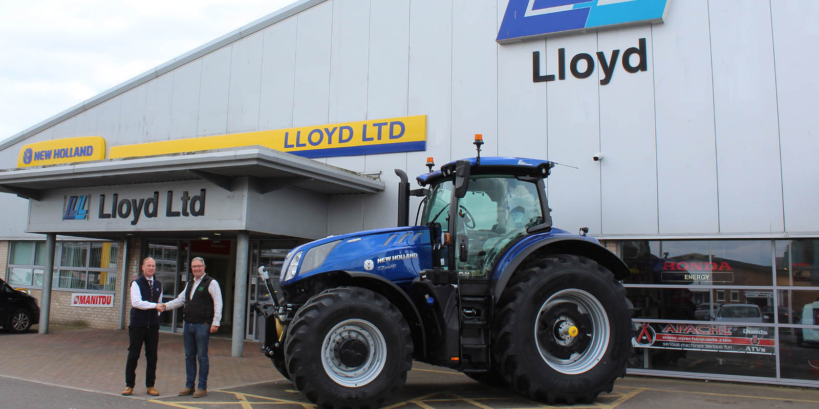 AMPGREEN ESTATES COLLECT THEIR NEW T7.315 HD PLMi TRACTOR Lloyd Ltd