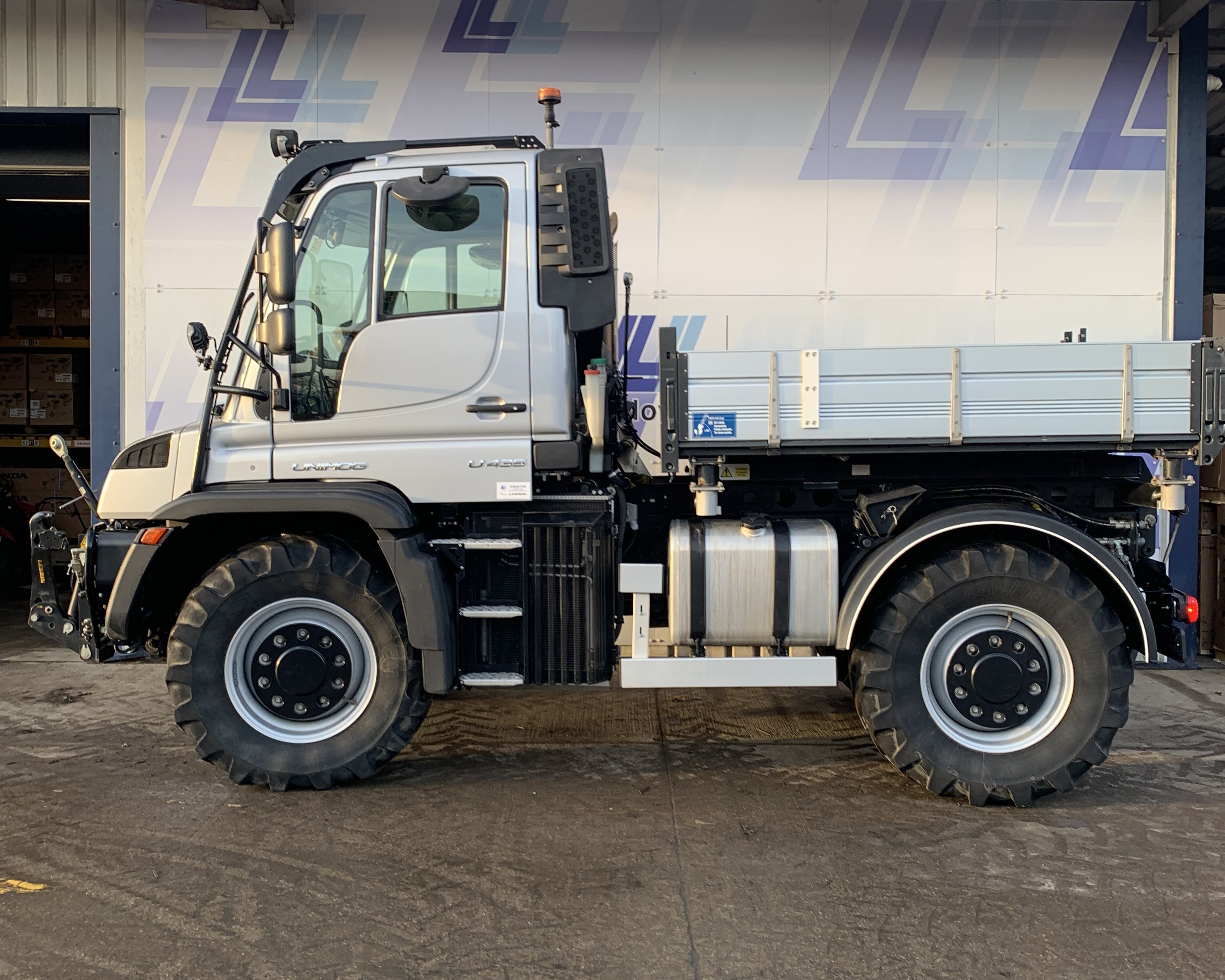 Mercedes-Benz U435 Unimog
