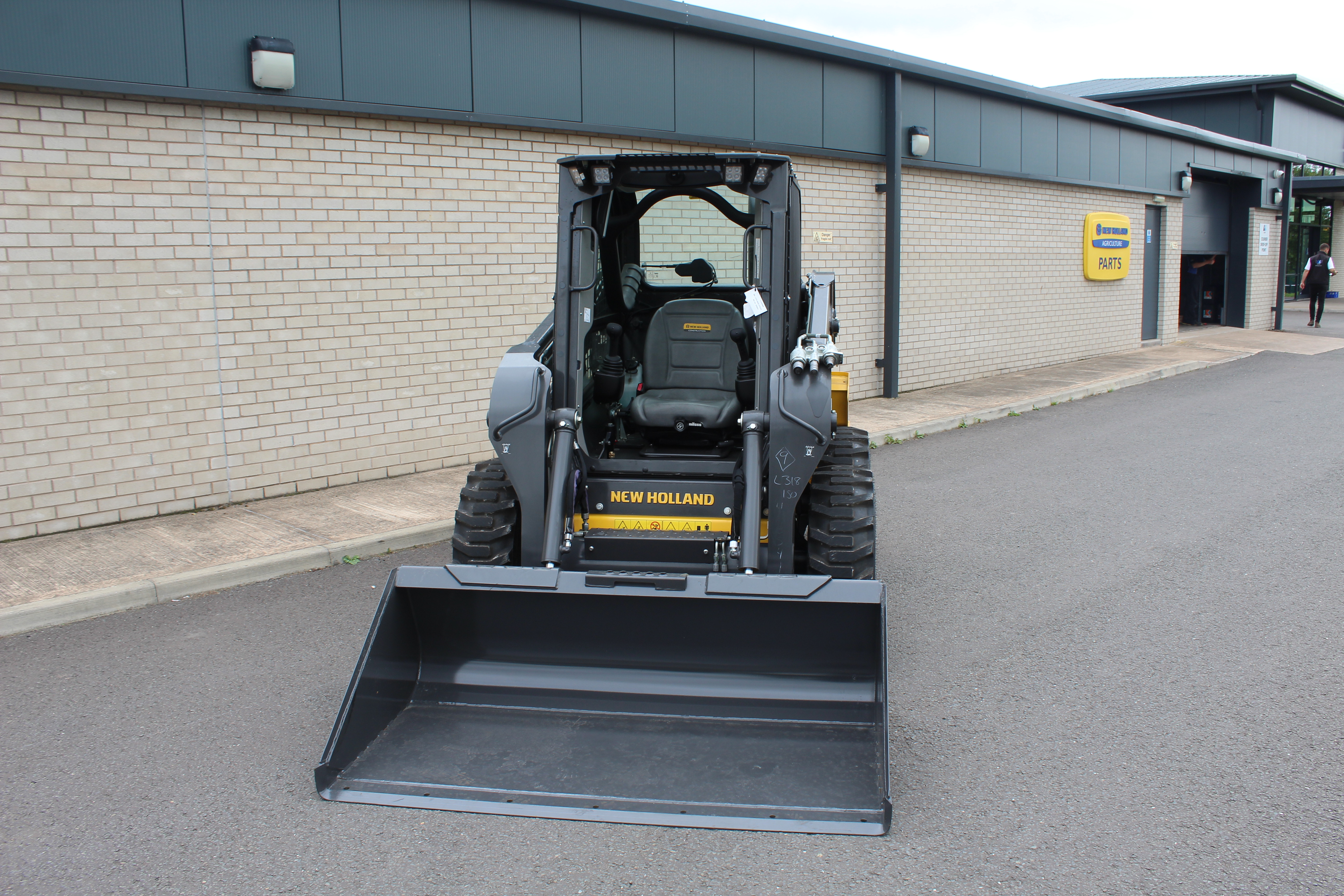 New Holland L318