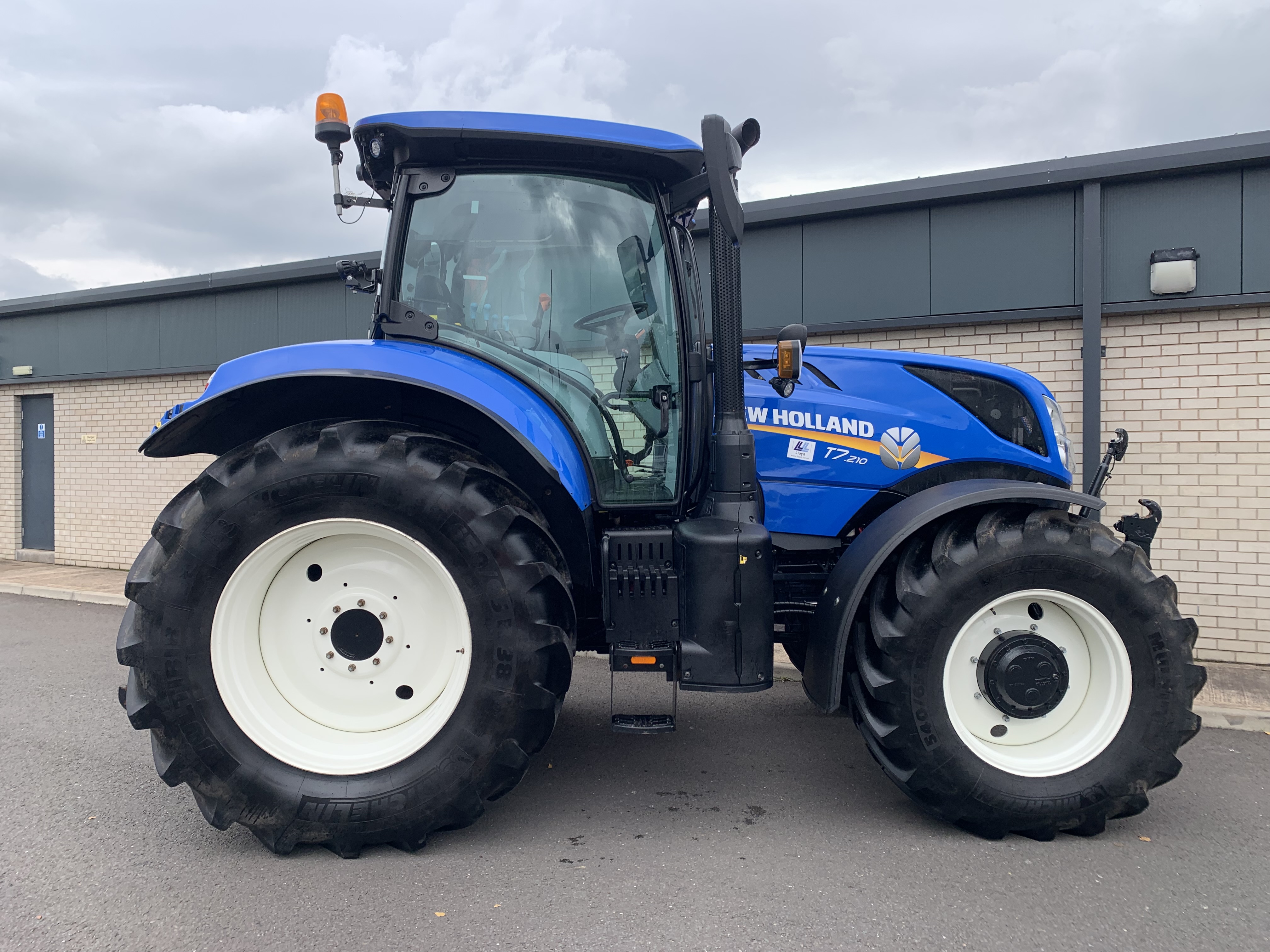 2023 New Holland T7.210