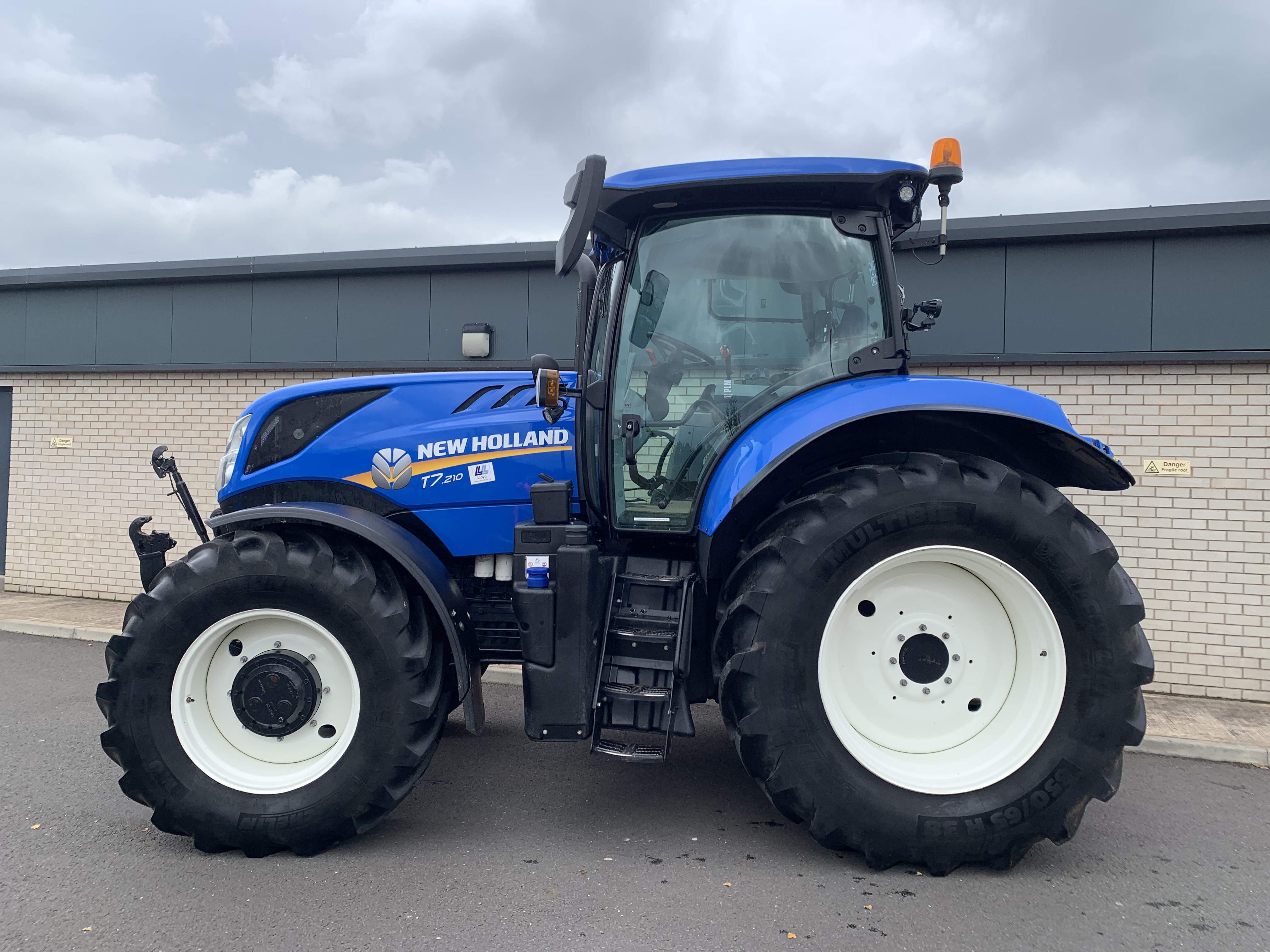 2023 New Holland T7.210
