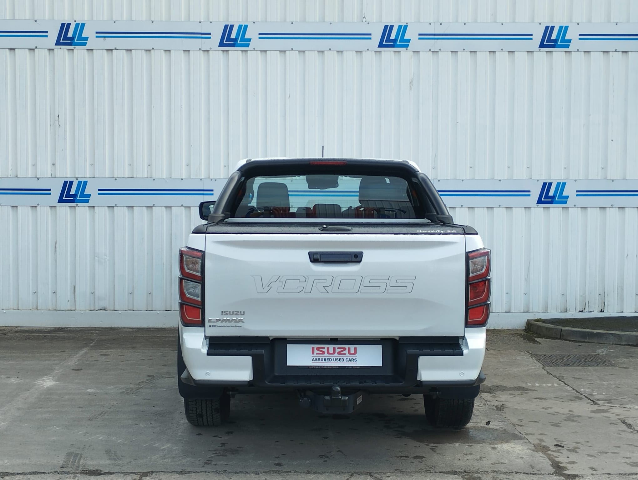 2025 Isuzu V-Cross