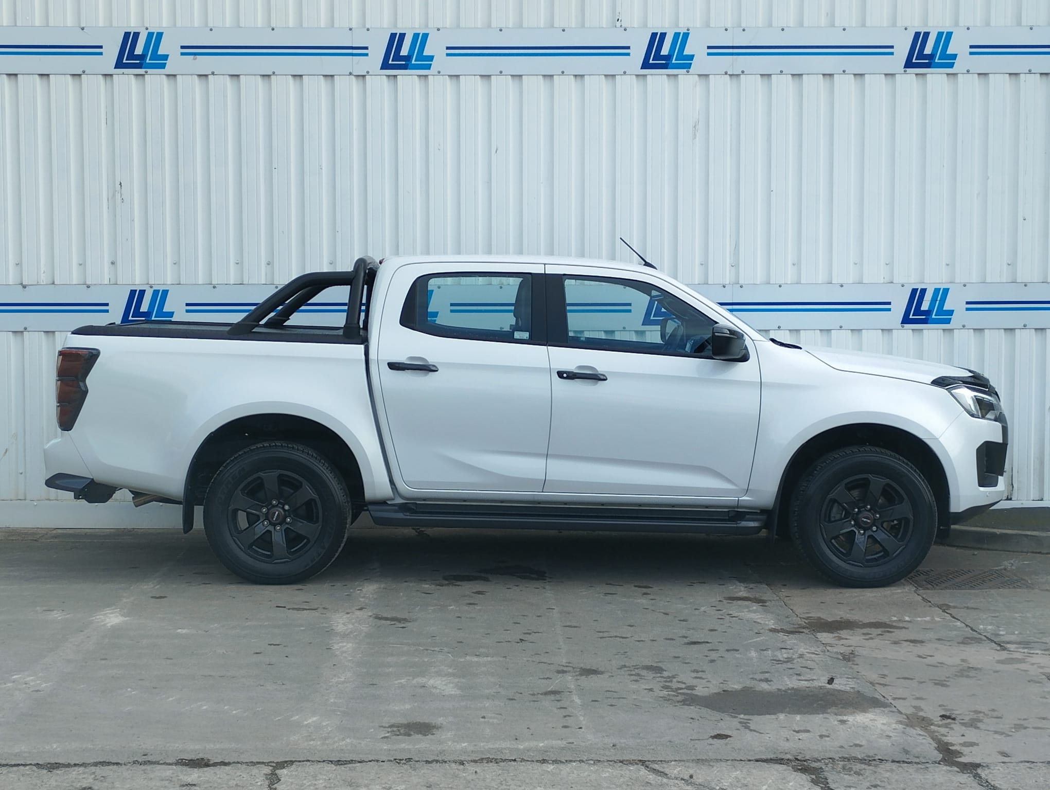 2025 Isuzu V-Cross